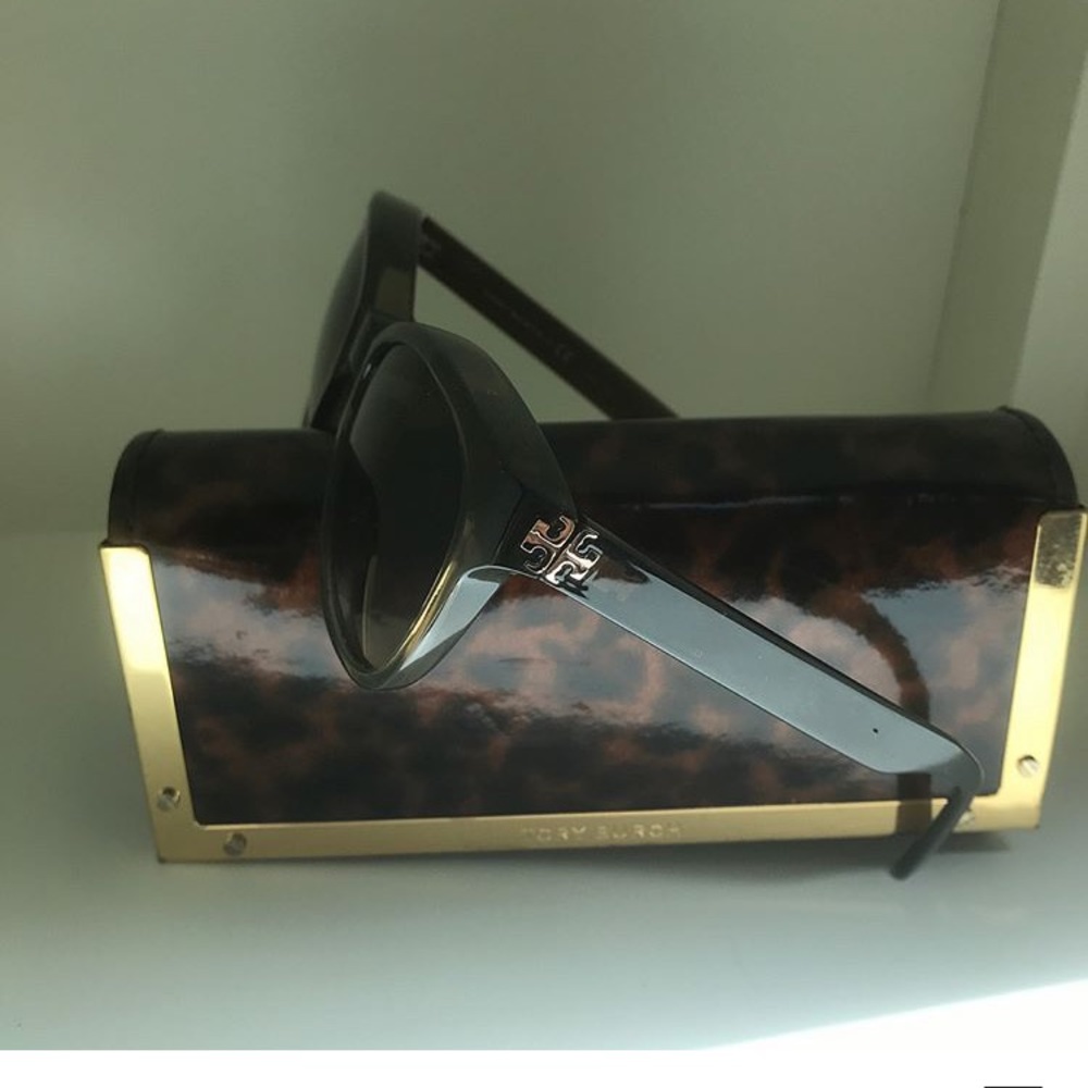 Tory Burch olive colored wayfarer like sunglasses - Picture 2 of 2